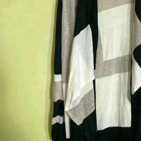 I see international concept, woman, blouse size large. - Picture 3 of 5